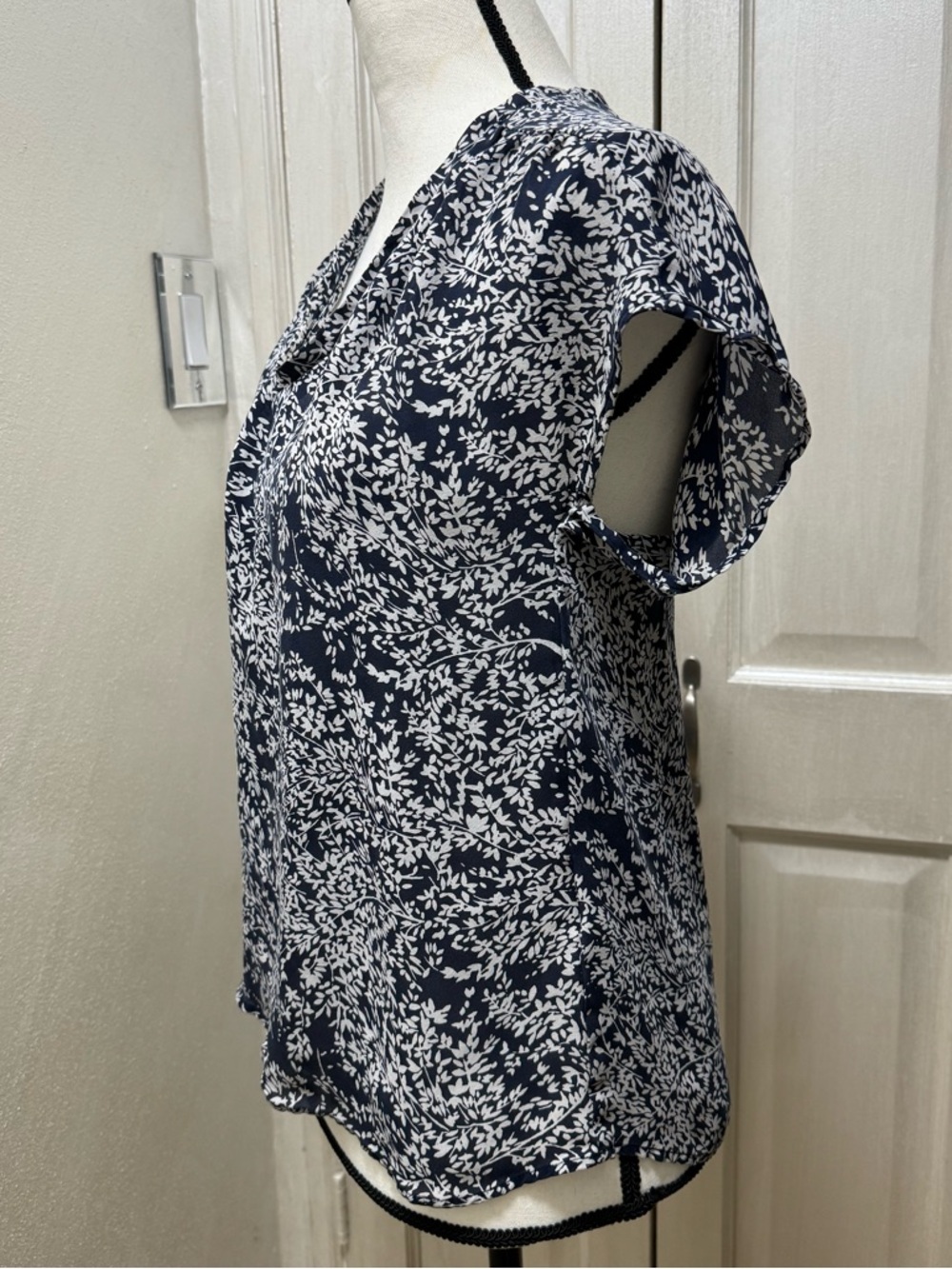 Joie Suela 100% Silk Navy/White Print Cap Sleeve Size S Lightweight Blouse - Picture 4 of 12
